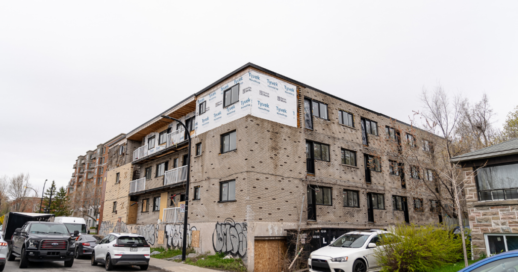 Image d'un projet après-sinsitre sur la rue Sherbrooke à Montréal de RFC Sinistre, entreprise après-sinistre à Boisbriand offrant des services d'urgence après-sinistre, démolition, assèchement, décontamination, restauration, rénovation et construction neuve.